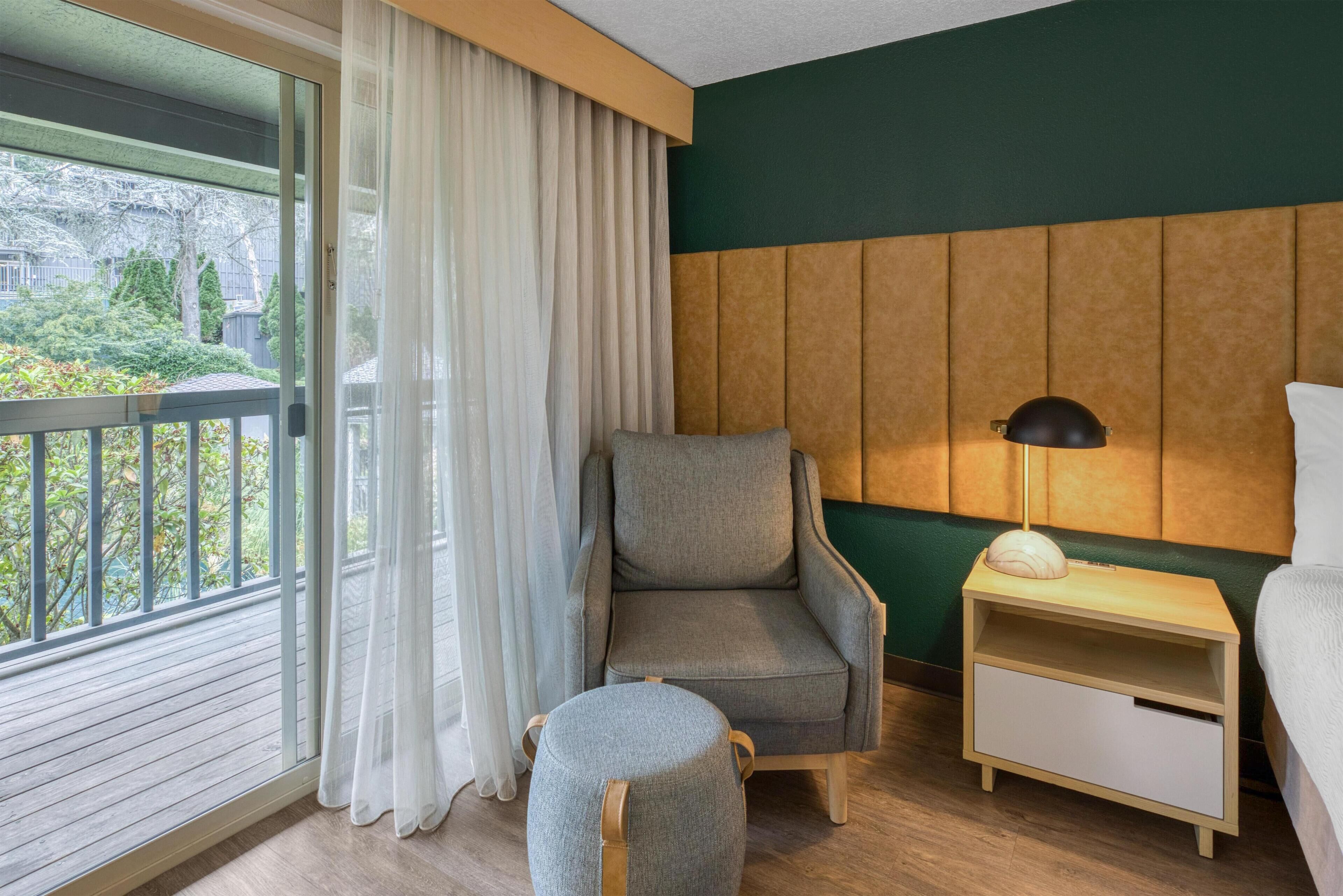 Iron/ironing board, bed sheets