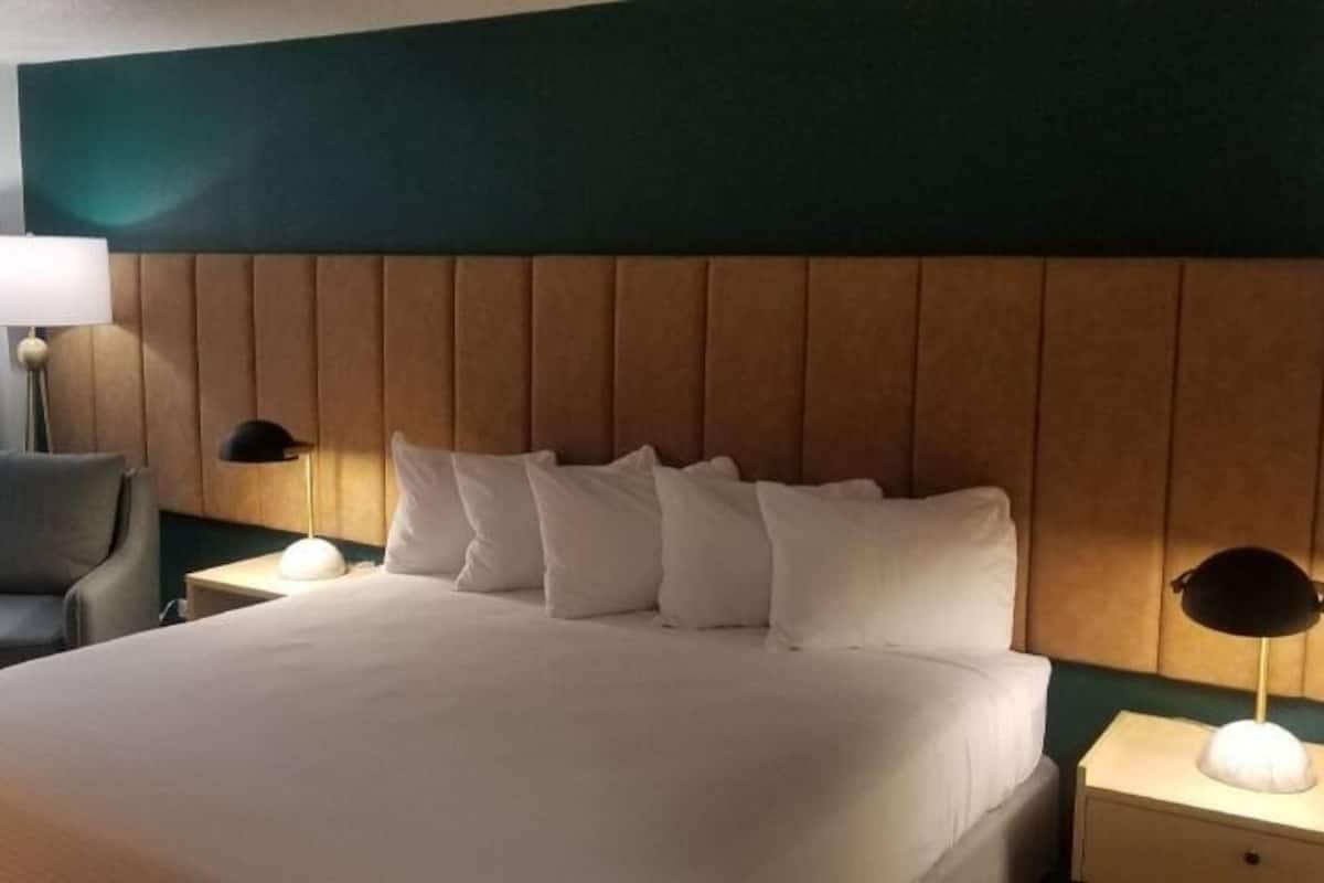 Iron/ironing board, bed sheets