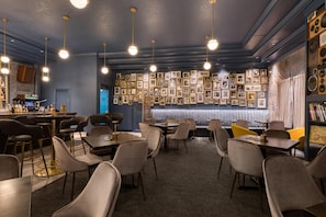 Serves lunch, dinner and happy hour