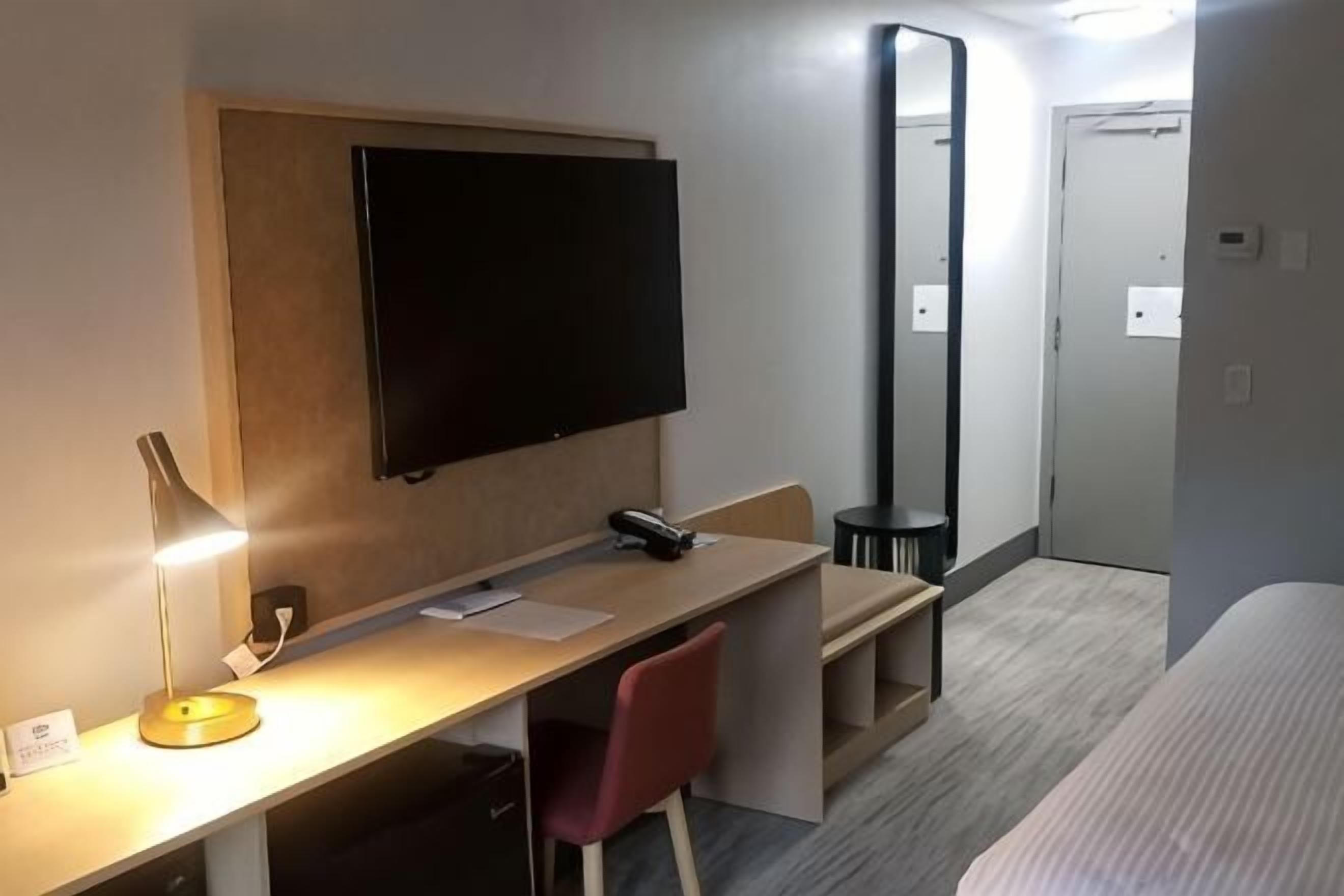 Iron/ironing board, bed sheets