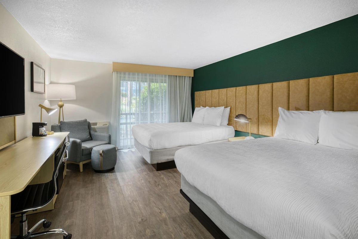 Standard Room, 2 Queen Beds, Balcony, Courtyard View | Iron/ironing board, bed sheets