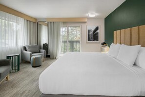 Suite, 1 très grand lit, balcon, vue sur la cour intérieure | Fer et planche à repasser, literie fournie