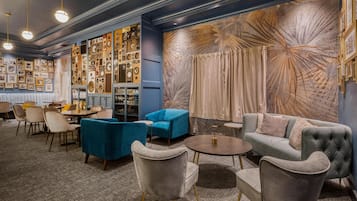 Melayani makan siang, makan malam, dan happy hour