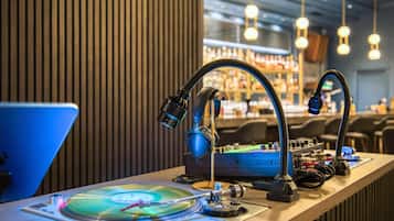 Serves lunch, dinner and happy hour