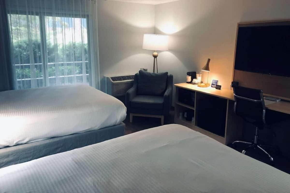 Iron/ironing board, bed sheets