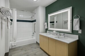 Suite, 1 très grand lit, balcon, vue sur la cour intérieure | Salle de bain | Ensemble baignoire-douche, articles de toilette écologiques