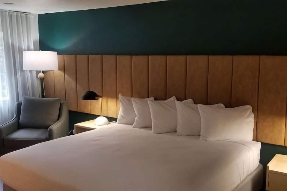Iron/ironing board, bed sheets