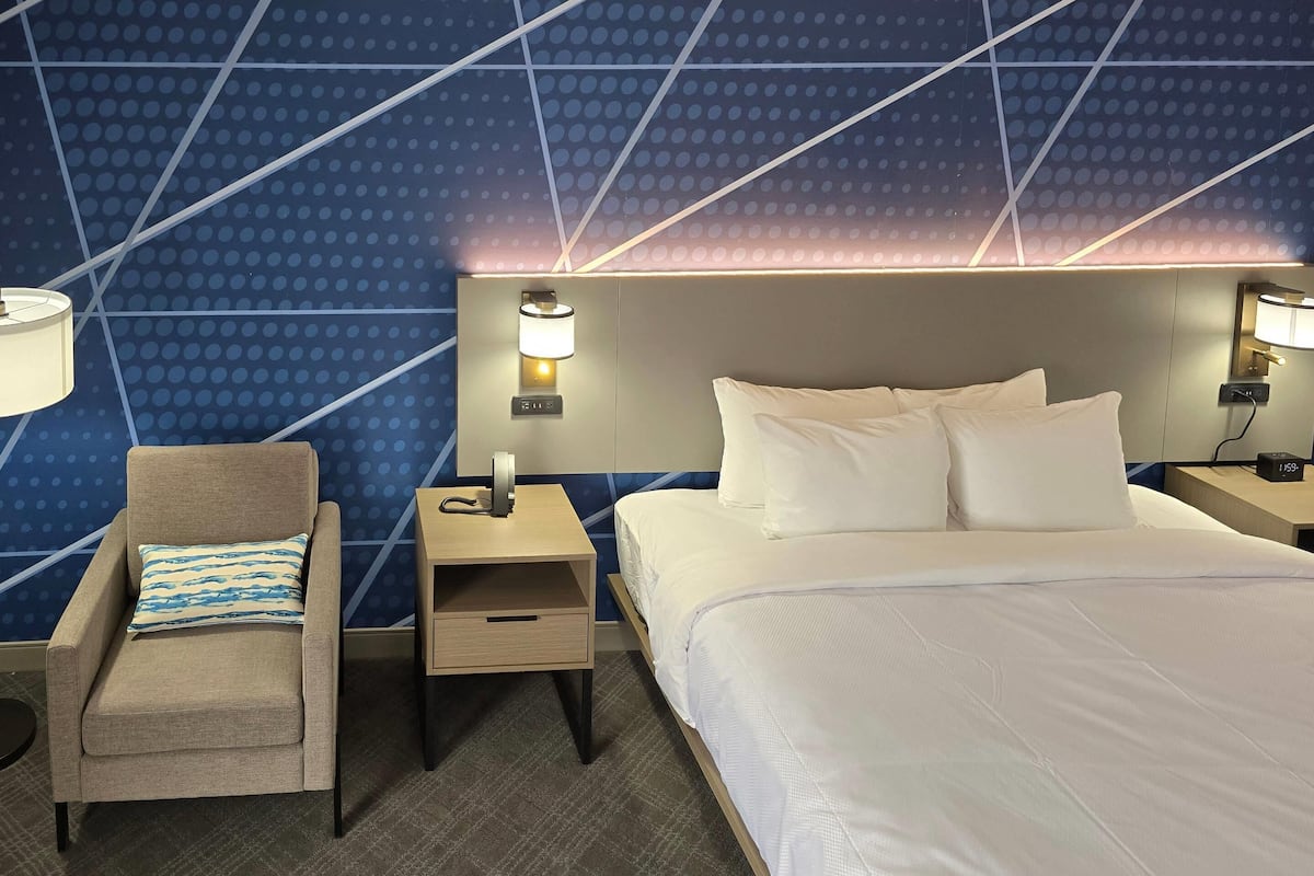Standard Room, 1 Queen Bed, Non Smoking | Hypo-allergenic bedding, in-room safe, desk, laptop workspace