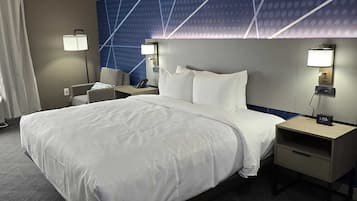 Standard Room, 1 Queen Bed, Non Smoking | Hypo-allergenic bedding, in-room safe, desk, laptop workspace