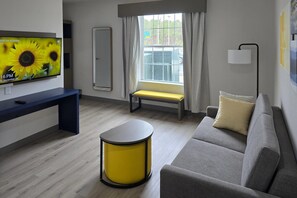 Hypo-allergenic bedding, in-room safe, desk, laptop workspace - Comfort Inn & Suites Prince George - Fort Lee (Prince George)