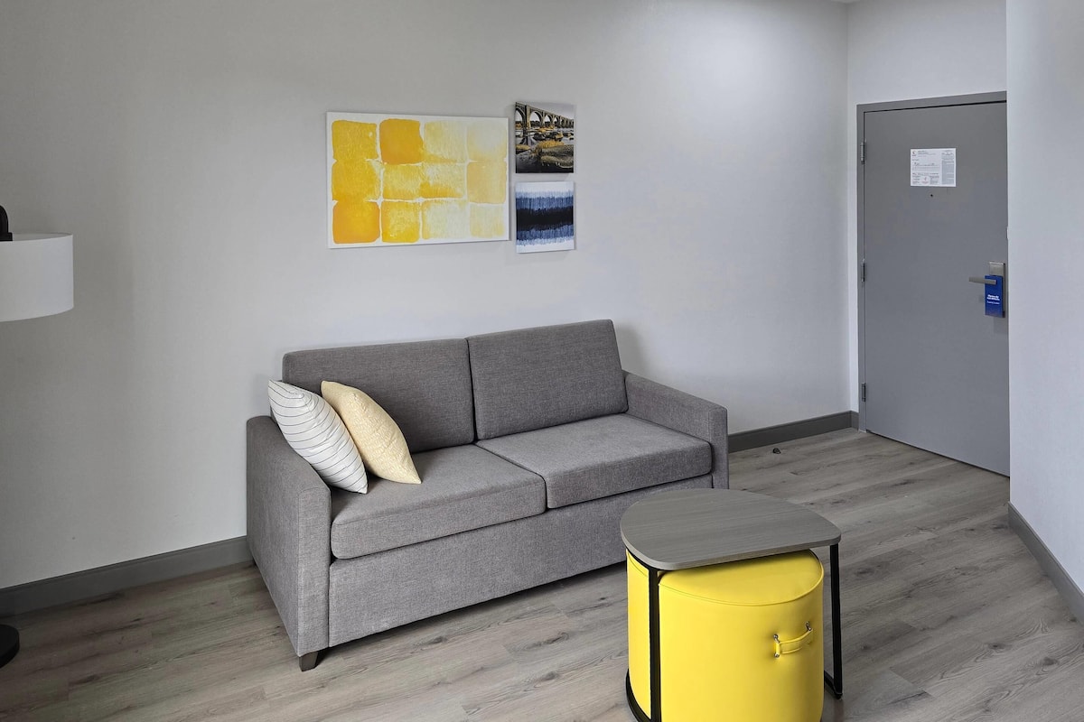 Suite, 1 King Bed, Non Smoking | Hypo-allergenic bedding, in-room safe, desk, laptop workspace
