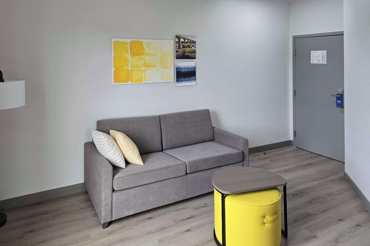 Suíte, 1 cama King, para não fumantes | Roupas de cama antialérgicas, cofres nos quartos, escrivaninha