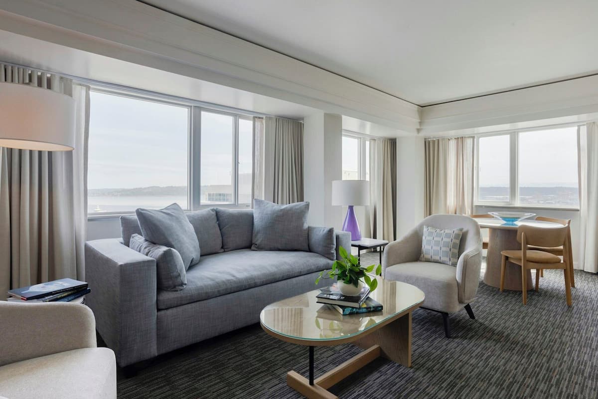 Premium bedding, in-room safe, desk, laptop workspace