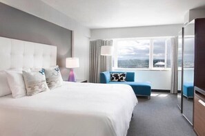 Ropa de cama de alta calidad y caja de seguridad en la habitación 