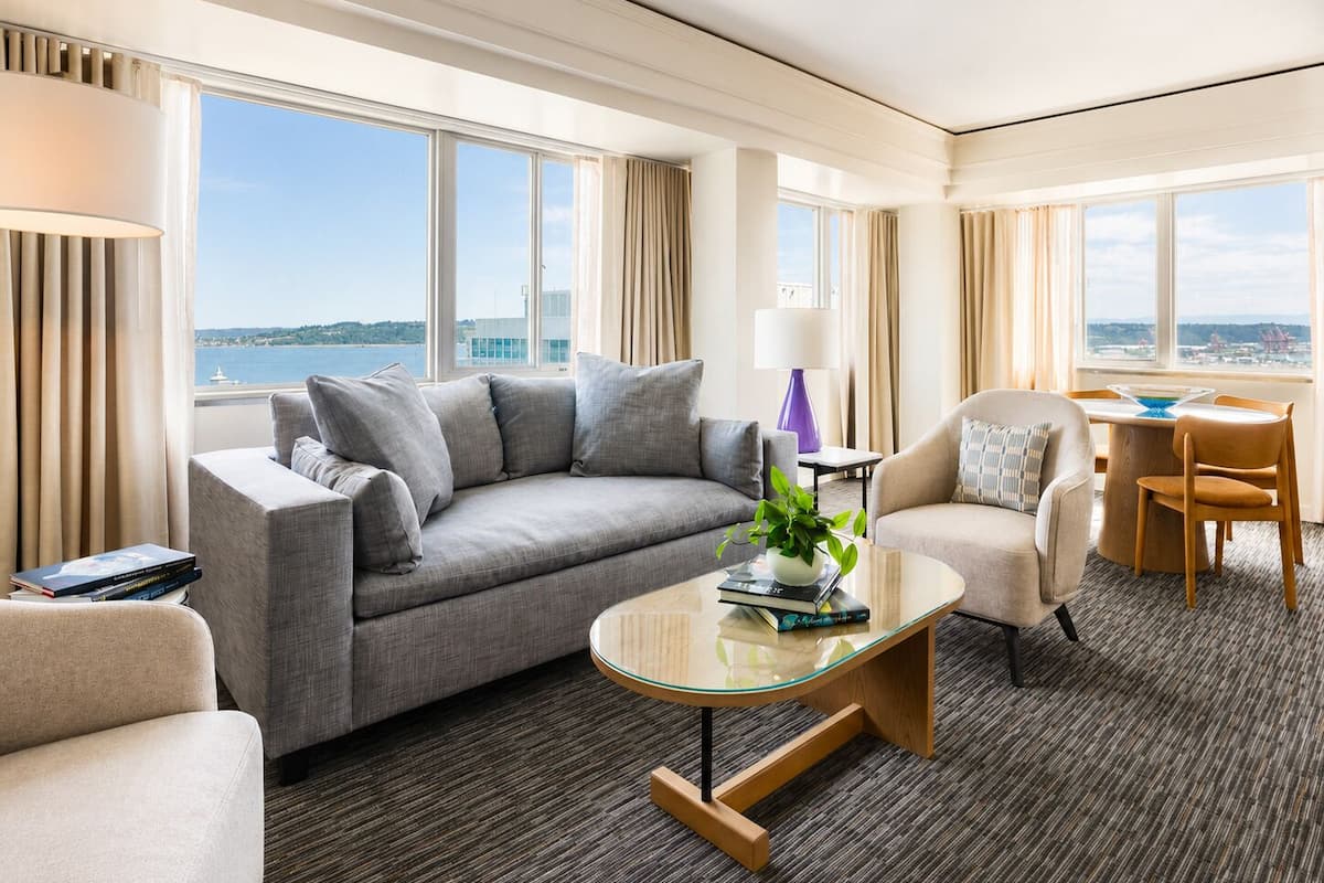 Premium bedding, in-room safe, desk, laptop workspace