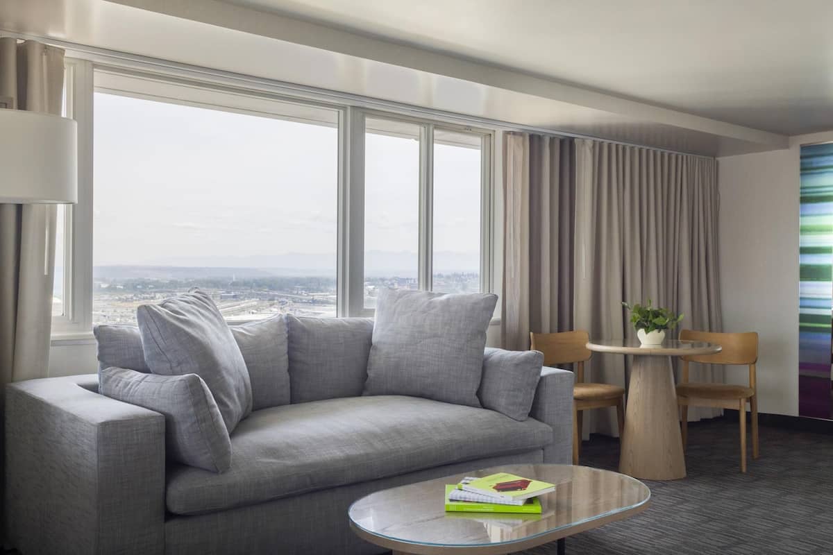 Suite, 1 cama King size, vista a la montaña | Área de sala de estar | Televisión LCD de 40 pulgadas con canales por cable y televisión