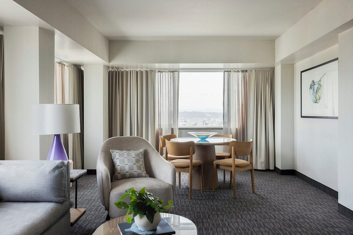 Premium bedding, in-room safe, desk, laptop workspace