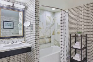 Amenidades de baño de diseñador, secadora de cabello, batas, toallas 