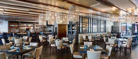 Petit déjeuner et dîner servis sur place, spécialités Cuisine américaine