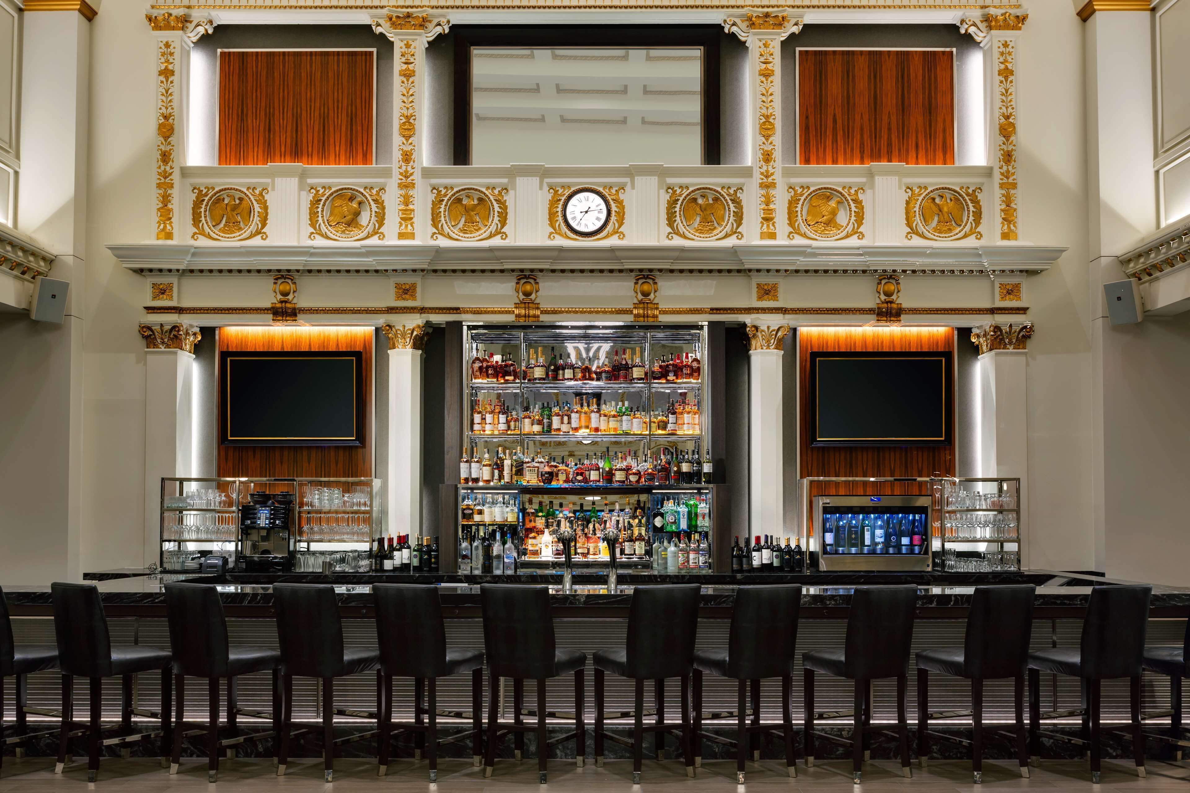 2 bars/lounges