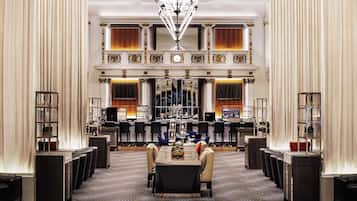 2 bars/lounges