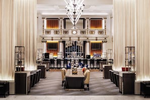 2 bares o lounges 