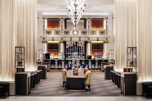 2 bars/lounges
