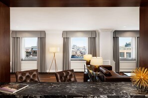 Presidentiële suite, 1 slaapkamer | Woonruimte | Een 47-inch lcd-televisie met digitale zenders