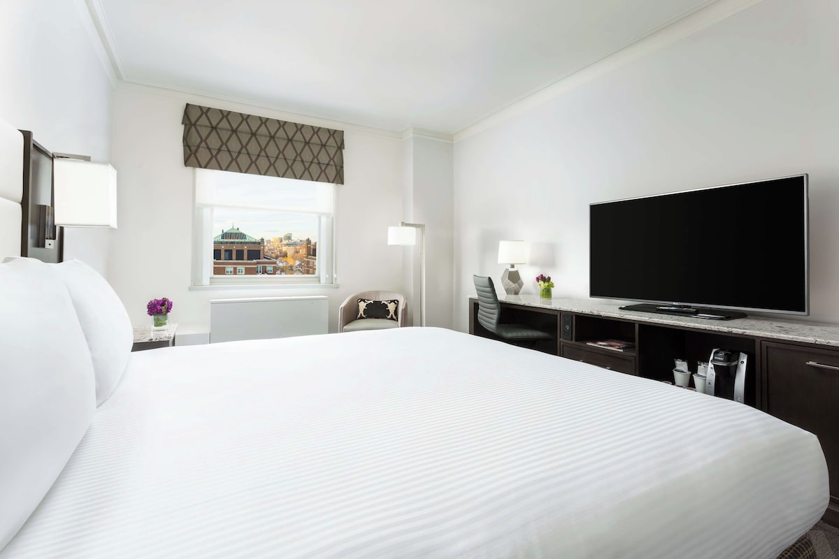 Superior Room, 1 King Bed | Hypo-allergenic bedding available, in-room safe, blackout drapes