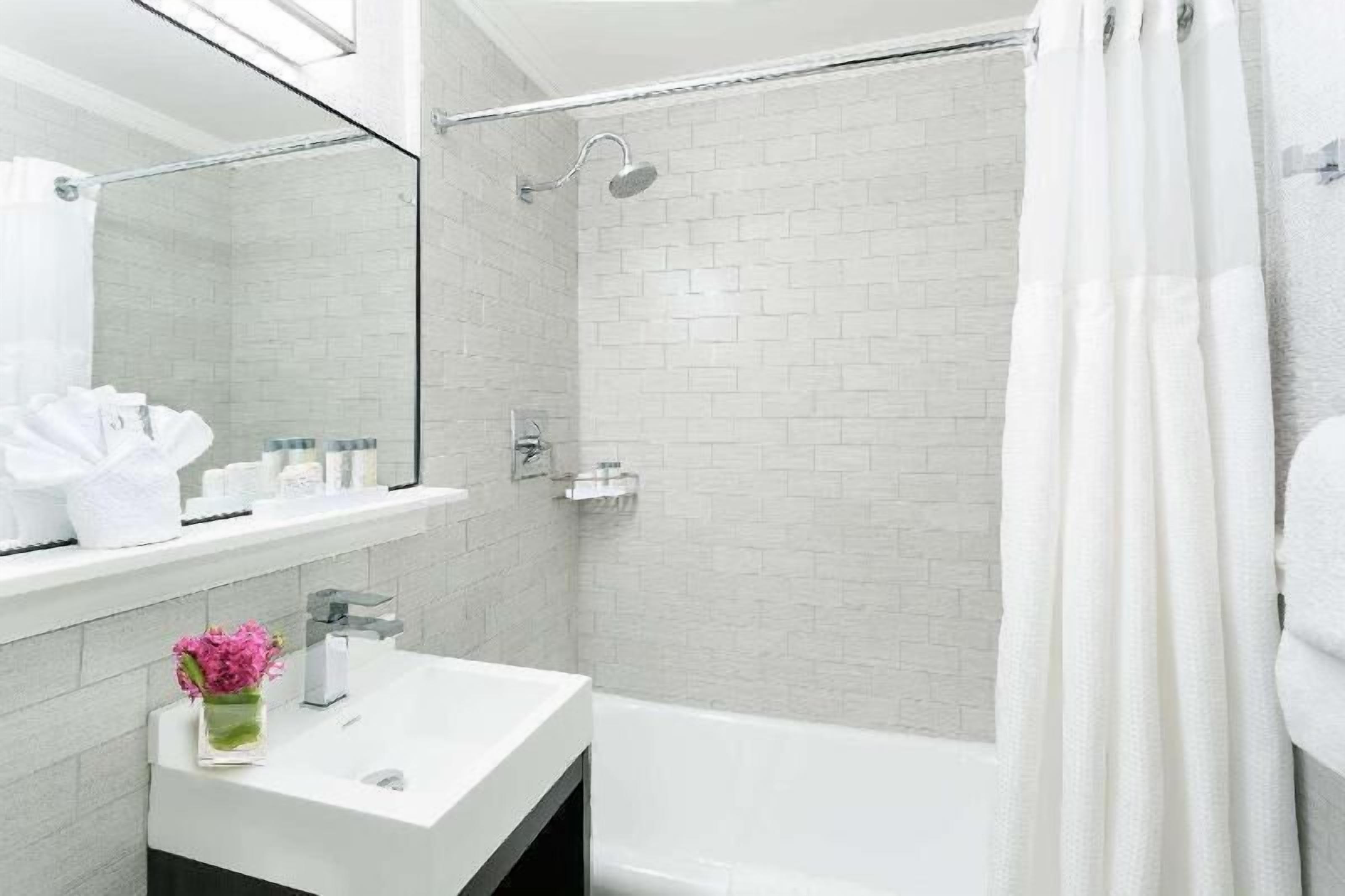 Badkamer | Designer toiletartikelen, een haardroger, handdoeken, zeep