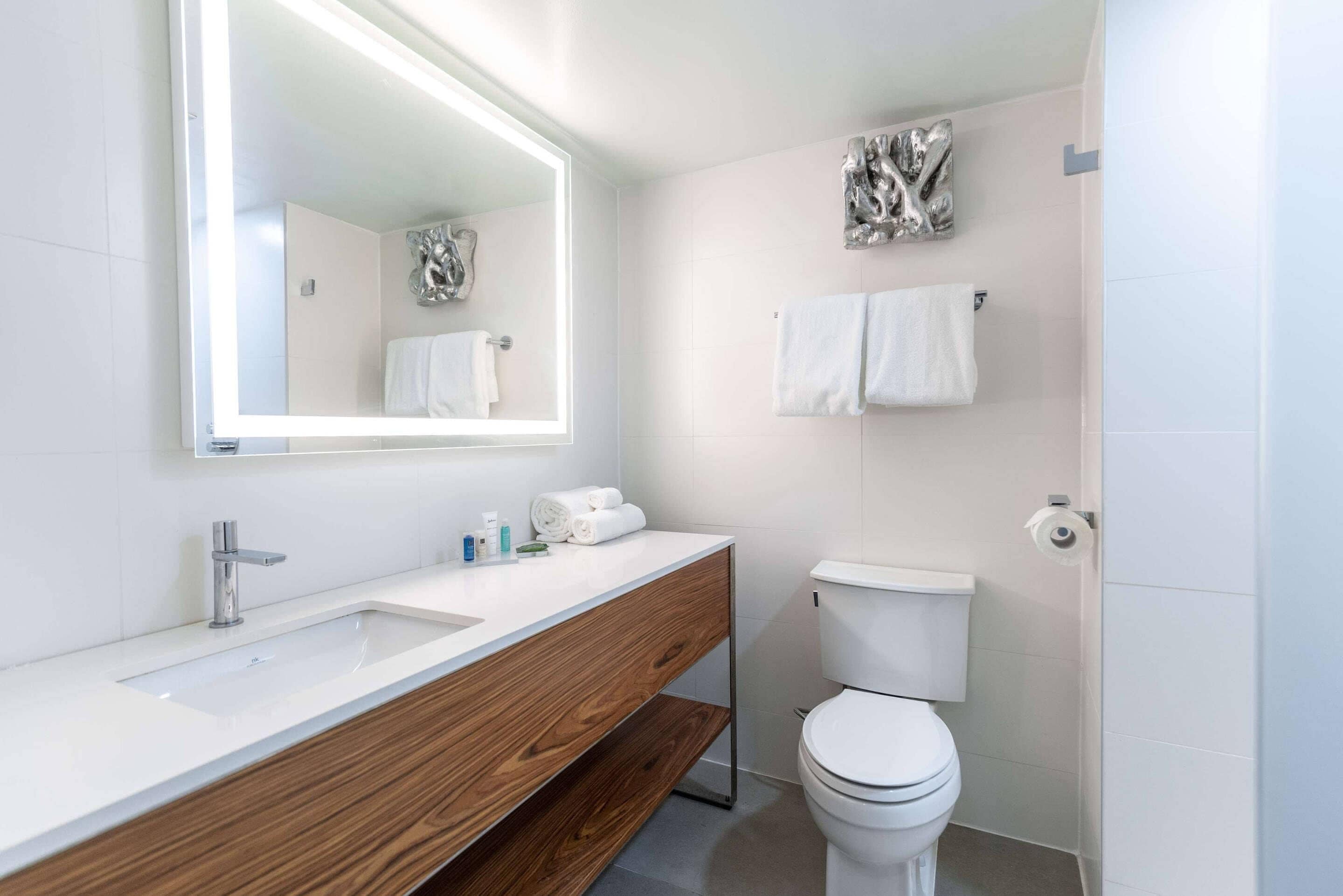 Literie hypoallergénique, coffres-forts dans les chambres, bureau