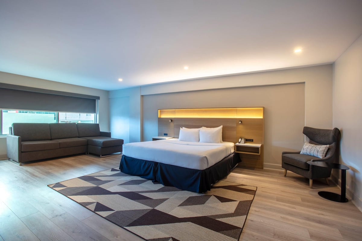 Suite, 2 Bedrooms, City View