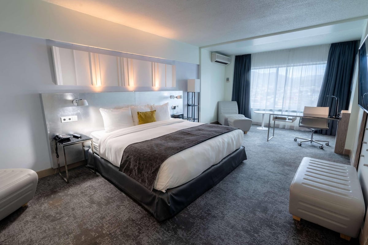 Literie hypoallergénique, coffres-forts dans les chambres, bureau