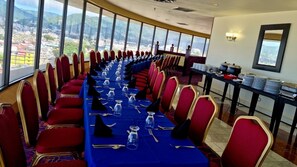 2 ristoranti, aperti a colazione e a pranzo, cucina internazionale