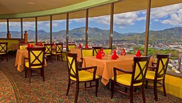 2 ravintolaa, joissa tarjoillaan aamiainen; kansainvälinen keittiö