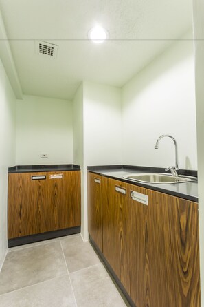 Suite empresarial, 1 cama King size | Ropa de cama hipoalergénica y caja de seguridad en la habitación 