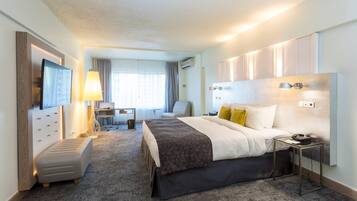 Hypo-allergenic bedding, in-room safe, desk, laptop workspace