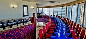 2 restaurantes; se sirven desayunos, almuerzos y cocina internacional 