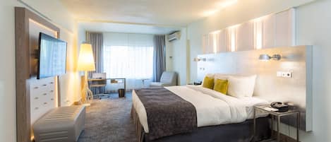 Hypo-allergenic bedding, in-room safe, desk, laptop workspace