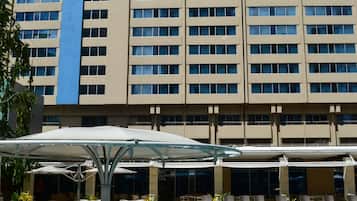 Una piscina al aire libre, sombrillas