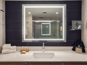 Literie hypoallergénique, coffres-forts dans les chambres, bureau