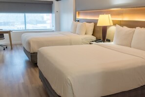 Ropa de cama hipoalergénica y caja de seguridad en la habitación 