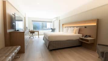 Ropa de cama hipoalergénica y caja de seguridad en la habitación