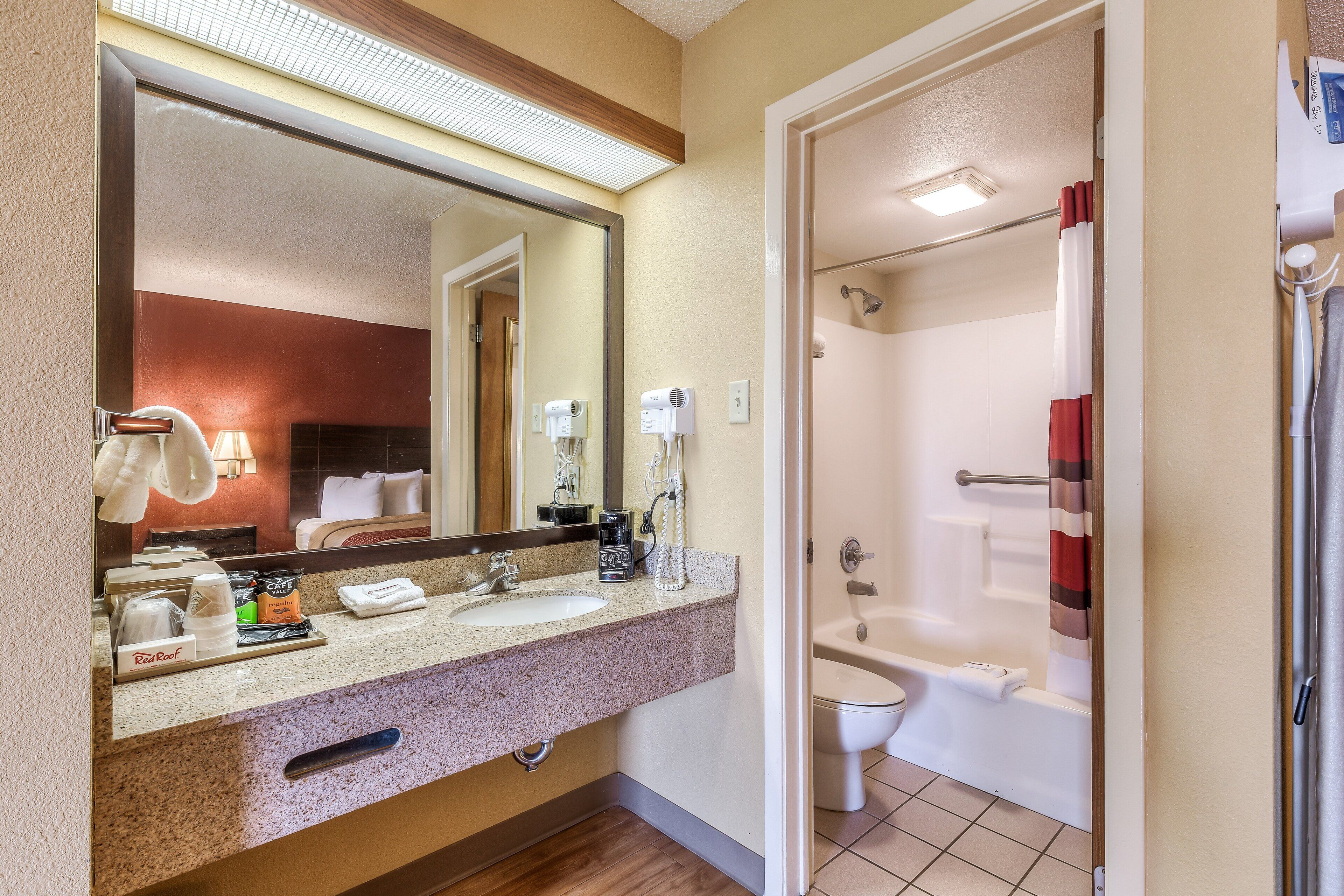 Ensemble baignoire-douche, articles de toilette (gratuits)