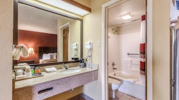 Combined shower/tub, free toiletries, hair dryer, towels