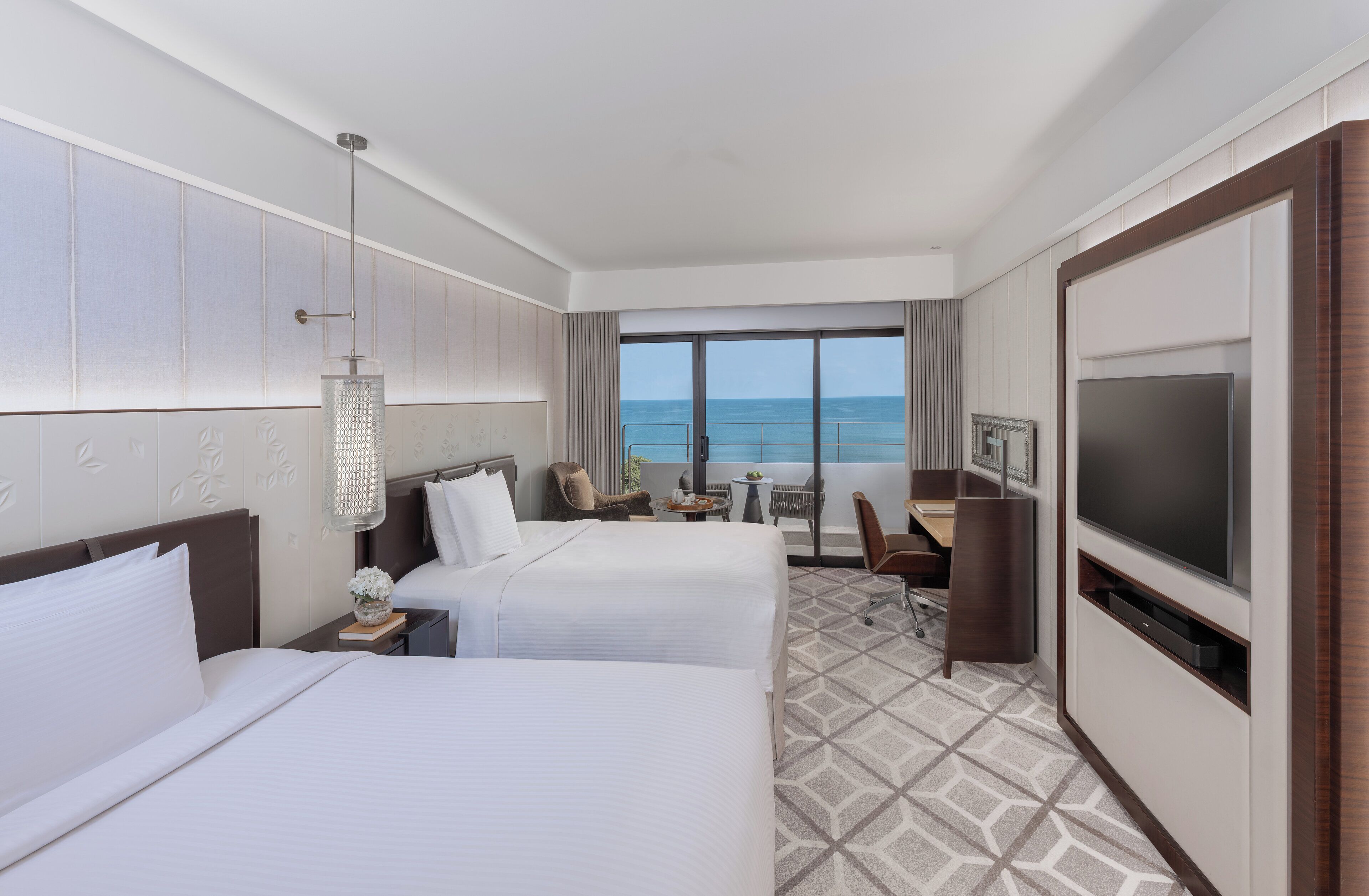 ملاءات من القطن المصري وأغطية فراش متميزة وألحفة محشوة بالريش وميني بار