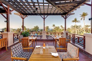 5 restaurantes; se sirven desayunos, almuerzos, cenas y cocina asiática 