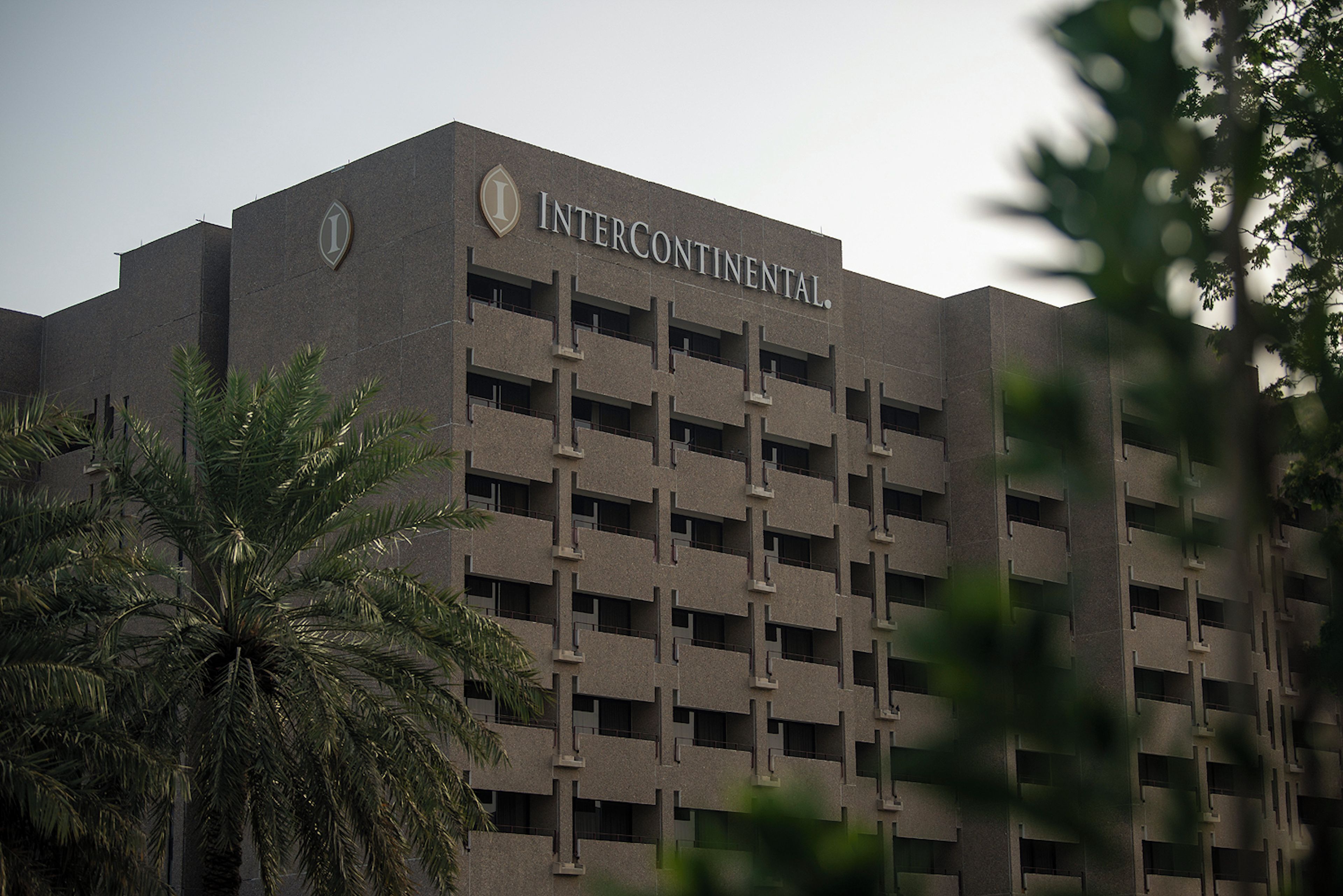 Un edificio de varios pisos con un letrero que dice 'INTERCONTINENTAL'.
