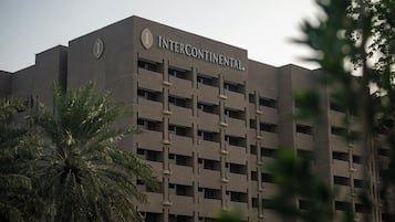 Un edificio de varios pisos con un letrero que dice 'INTERCONTINENTAL'.