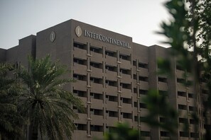 Un edificio de varios pisos con un letrero que dice 'INTERCONTINENTAL'.